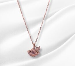 Arvana – Floral Elegance Pendant Necklace